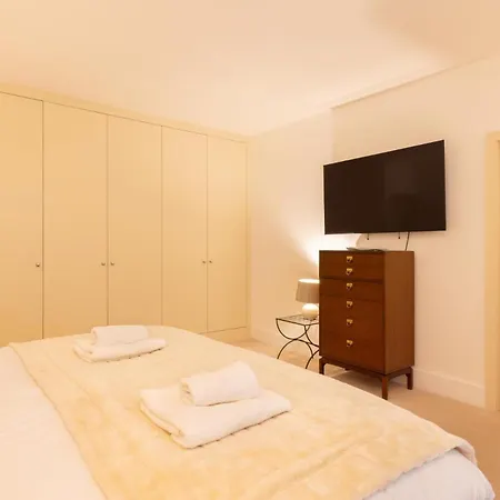 Hues, 2 Bedroom アパート *