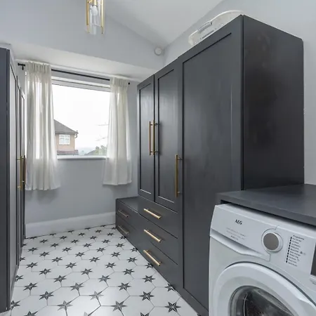 Modern 3b With Garden In Eltham, *