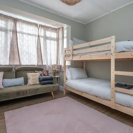 Modern 3b With Garden In Eltham, *
