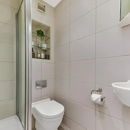 Bright And Spacious 2 Bed In *