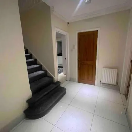 Charming House With Garden - Sleeps 6 & Parking Holiday home West Drayton (Middlesex)