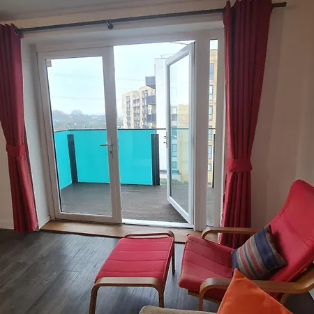 Apartamento 2 Bed With Parking & Good Travel Links