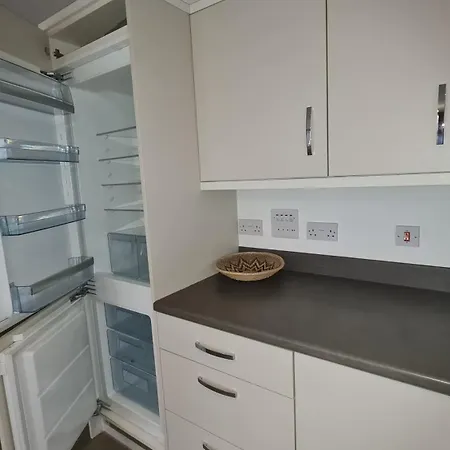 2 Bed With Parking & Good Travel Links Apartamento