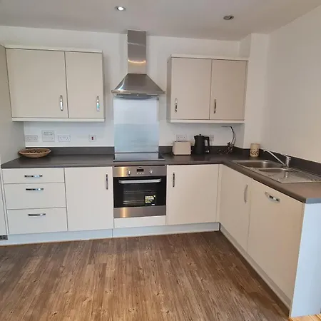 2 Bed With Parking & Good Travel Links *
