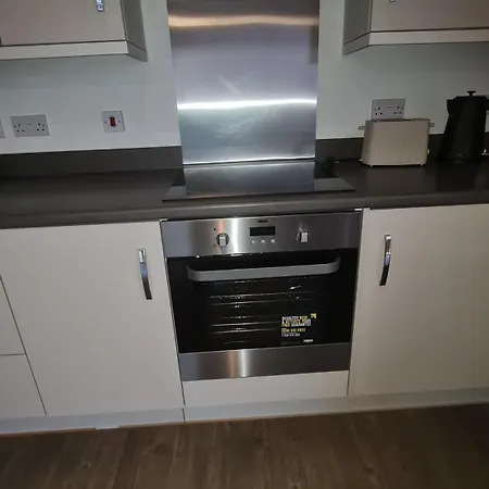 2 Bed With Parking & Good Travel Links *