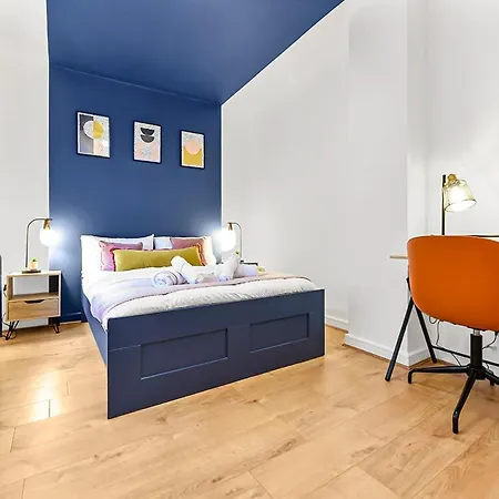 Bright And Spacious 2 Bed In Apartment *