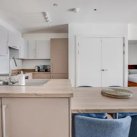 Appartement Modern, Spacious 2bed, 2bath In *