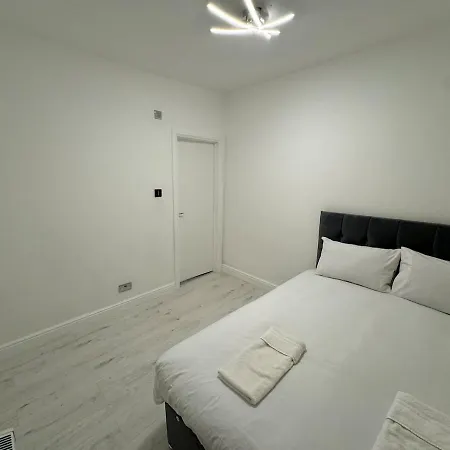 One Bedroom Flat 2nd Floor Victoria *