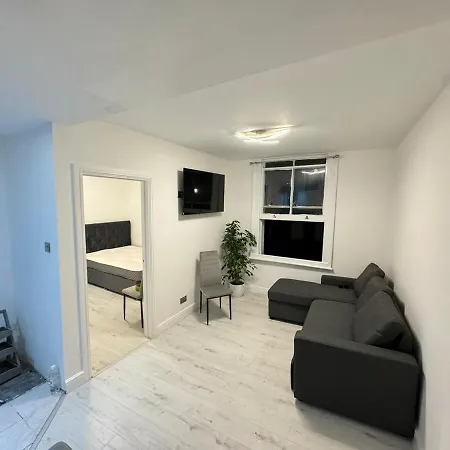 One Bedroom Flat 2nd Floor Victoria Apartment *