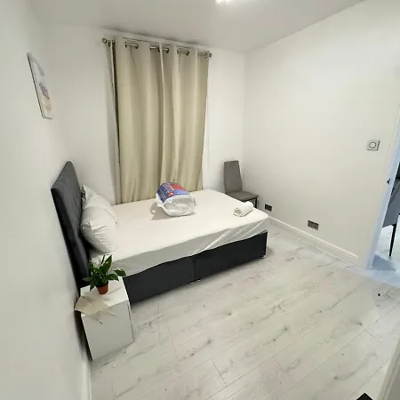 One Bedroom Flat 2nd Floor Victoria Apartment *