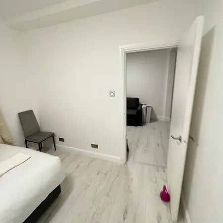 Apartment One Bedroom Flat 2nd Floor Victoria *