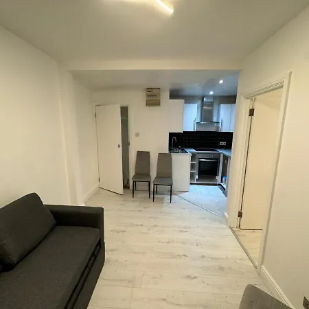 One Bedroom Flat 2nd Floor Victoria * London