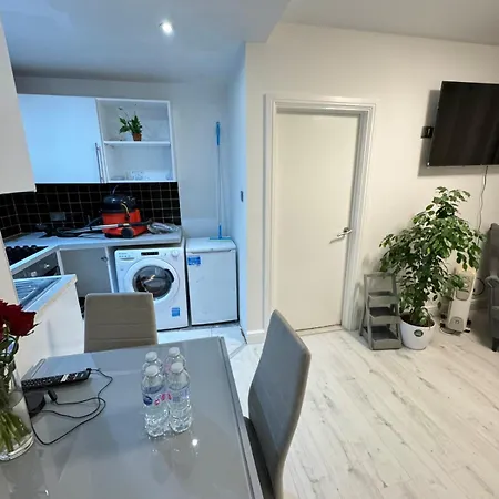 One Bedroom Flat 2nd Floor Victoria