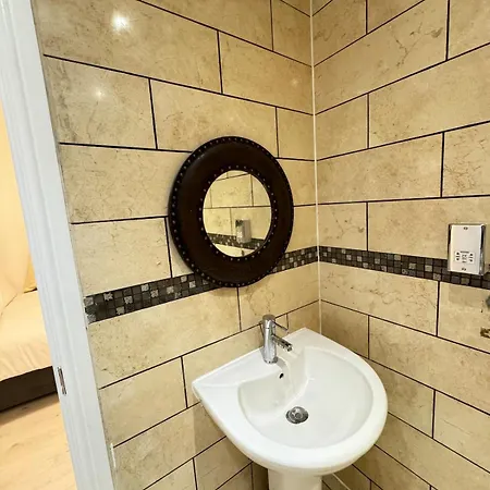 One Bedroom Flat 2nd Floor Victoria * London