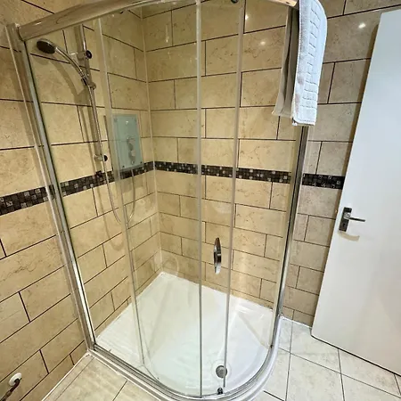 One Bedroom Flat 2nd Floor Victoria London