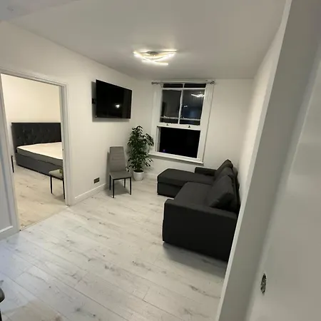 One Bedroom Flat 2nd Floor Victoria Apartment *