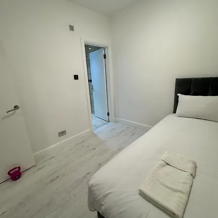 One Bedroom Flat 2nd Floor Victoria *