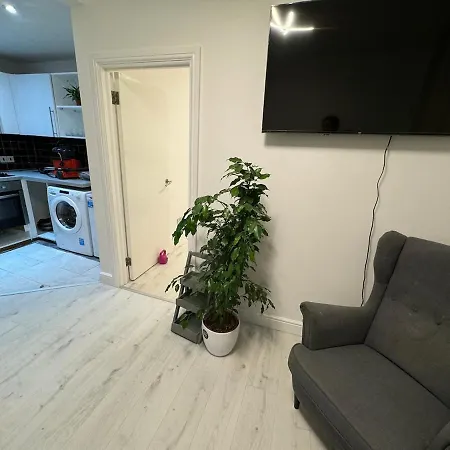 One Bedroom Flat 2nd Floor Victoria * London