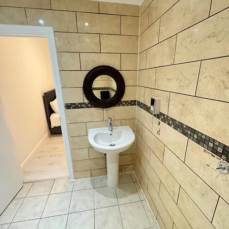 One Bedroom Flat 2nd Floor Victoria * London