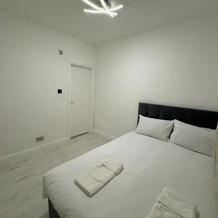 One Bedroom Flat 2nd Floor Victoria