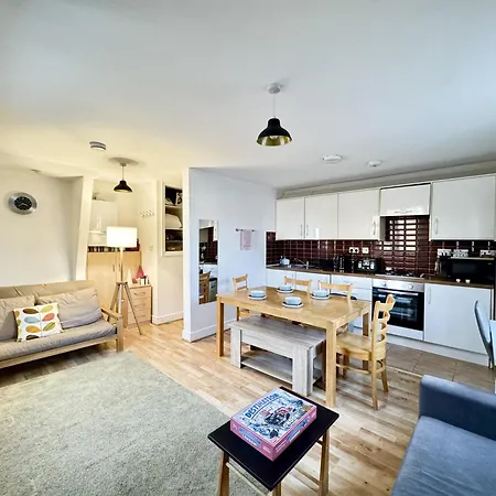 Comfortable Flat For Group Getaway Near King's Cross And Camden Town Appartement Londen