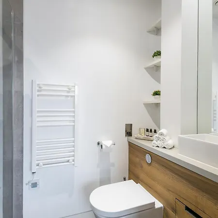 Urban Chic - Clink Street Apartment *