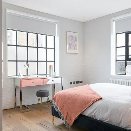 Urban Chic - Clink Street
