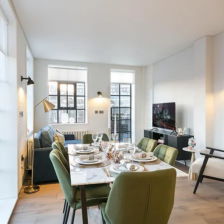 Urban Chic - Clink Street London