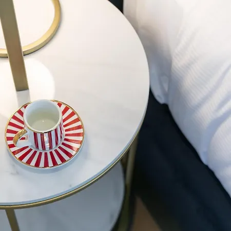 Urban Chic - Clink Street Apartment London