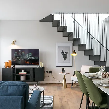 Urban Chic - Clink Street *