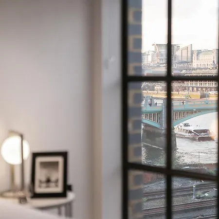 Urban Chic - Clink Street Apartment