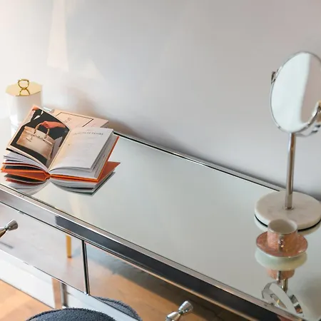 Urban Chic - Clink Street Apartment London
