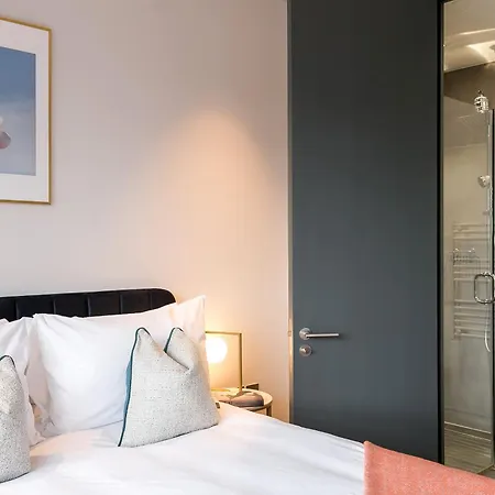 Urban Chic - Clink Street Apartment London