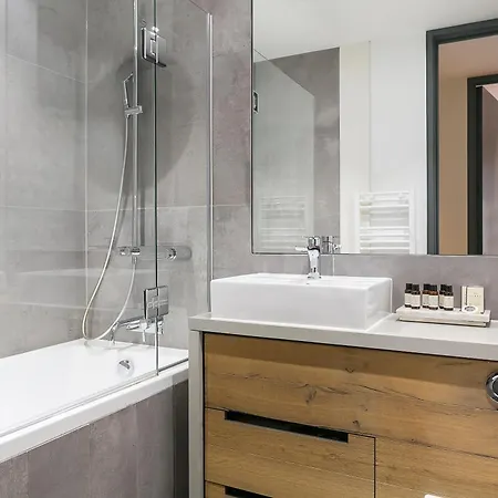 Urban Chic - Clink Street Apartment