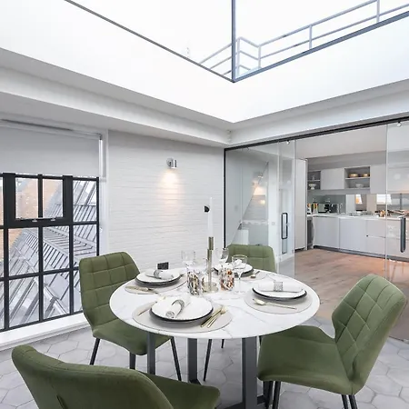 Urban Chic - Clink Street London