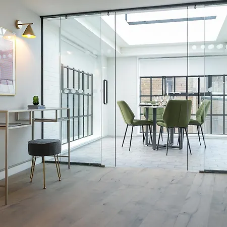 Urban Chic - Clink Street Apartment *