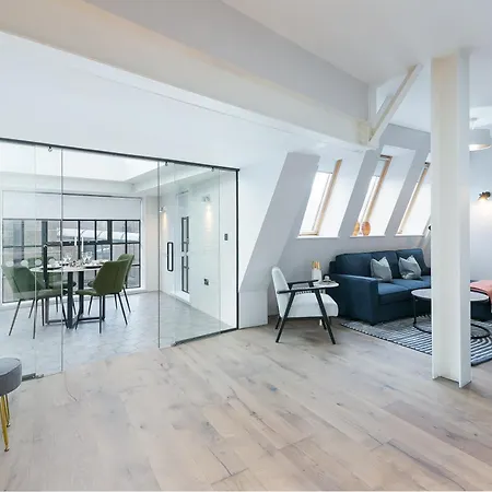 Urban Chic - Clink Street Apartment London
