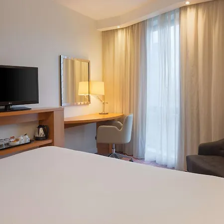 Hotel Hampton By Hilton Waterloo 3*