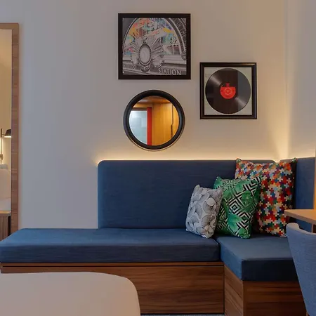 Hampton By Hilton Waterloo Otel