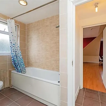 One Bed Flat In Near Syon Lane Station *