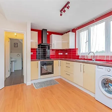 One Bed Flat In Near Syon Lane Station * Isleworth
