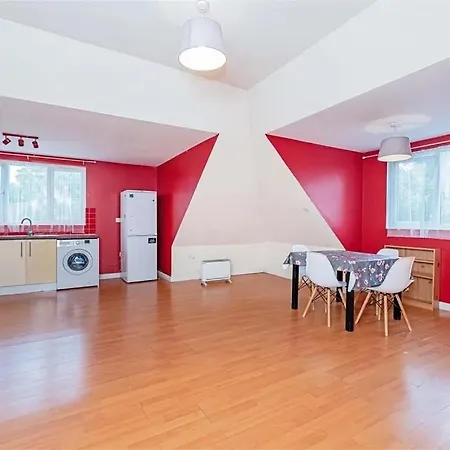 One Bed Flat In Near Syon Lane Station Apartment