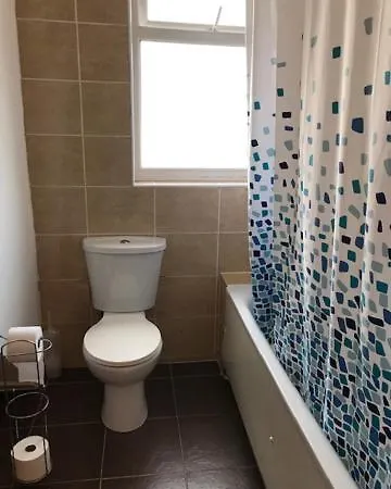 Apartment One Bed Flat In Near Syon Lane Station Isleworth