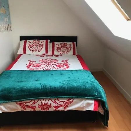 One Bed Flat In Near Syon Lane Station