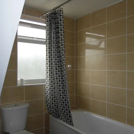 One Bed Flat In Near Syon Lane Station Isleworth