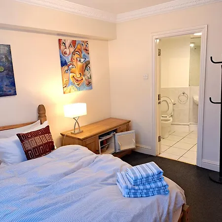 Double With Private Bathroom In Flat Centre Homestay London