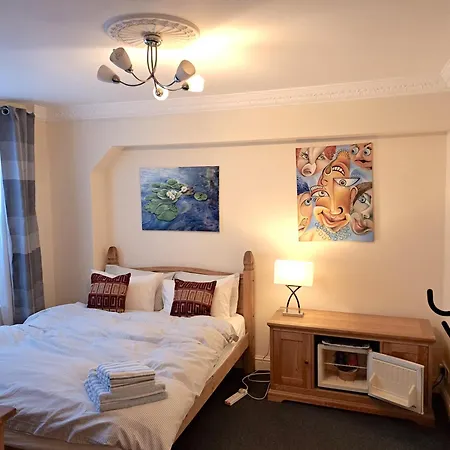 Double With Private Bathroom In Flat Centre Homestay