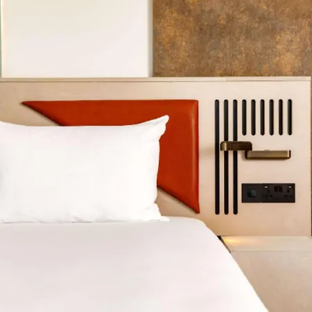 Spark By Hilton London 3*
