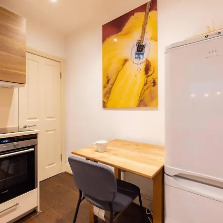 Niru Experience Serene Garden Haven Duplex Apartment London
