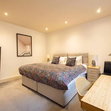Niru Experience Serene Garden Haven Duplex London